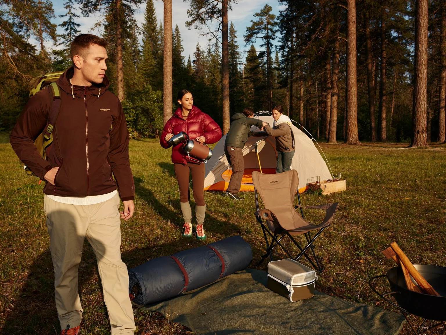 Illustration d'un bivouac en soirée